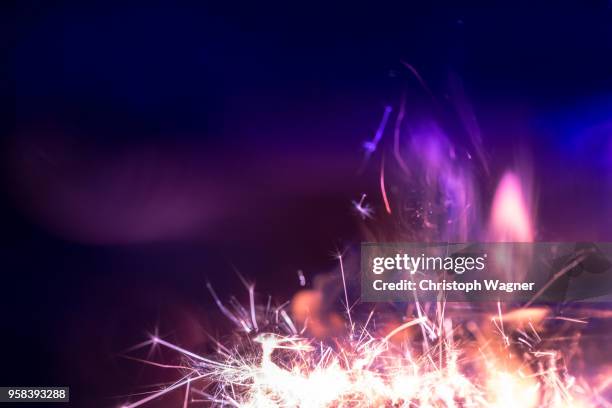 funken und feuer - feuer stock pictures, royalty-free photos & images