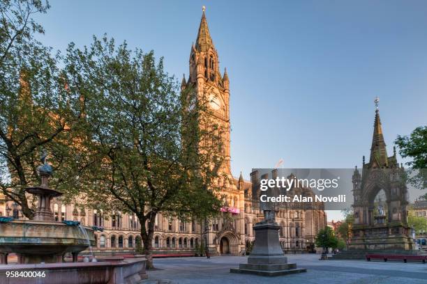 manchester town hall and albert square, manchester, greater manchester, england, uk - manchester town hall stockfoto's en -beelden