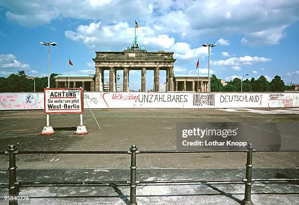 brandenburg gate 1987, seen from west to east - brandenburg gate berlin stock pictures, royalty-free photos & images