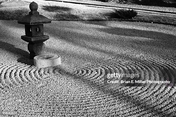 japanese zen rock garden with ornamental statue - oriental garden stockfoto's en -beelden