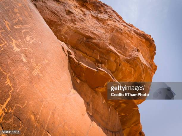 prehistoric petroglyphs (rock carvings) at the valley of fire, nv - rock overhang stock pictures, royalty-free photos & images