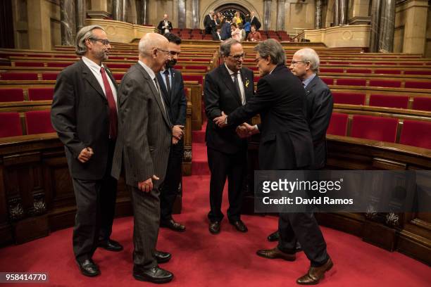 Quim Torra shakes hands with Artur Mas, former President of Catalonia, after being elected the new President of Catalonia during the second day of...
