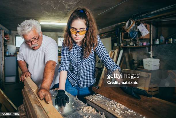 familie zusammen in holz-shop - ausbildung und tischler stock-fotos und bilder