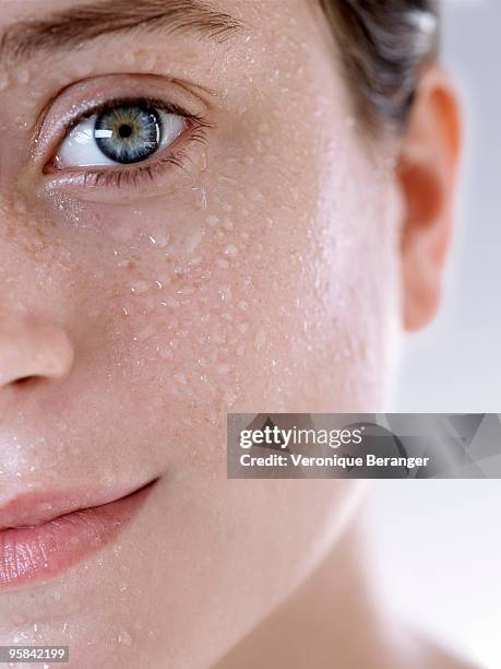 skin and water - femme face photos et images de collection