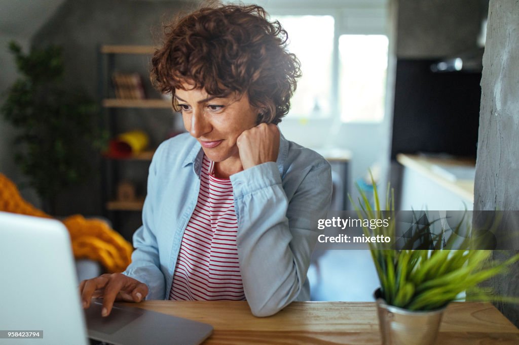 Frau mit einem computer 