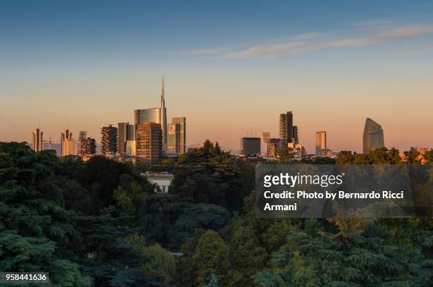 milan skyline - orizzonte urbano foto e immagini stock