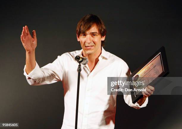 Ewen Leslie receives the award for Best Actor in a leading role for The War of The Roses at the 2009 Sydney Theatre Awards, rewarding work from the...