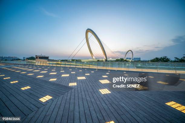 nanjing eye bridge at dusk - nan king photos et images de collection