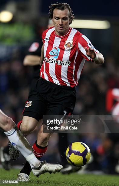 Bolo Zenden of Sunderland runs with the ball during the Barclays Premier League match between Chelsea and Sunderland at Stamford Bridge on January...