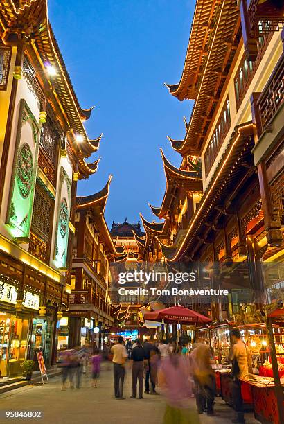 traditional market in yuyuan gardens - yu yuan gardens stock pictures, royalty-free photos & images