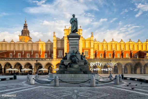 el principal mercado plaza de cracovia, polonia - cracovia fotografías e imágenes de stock