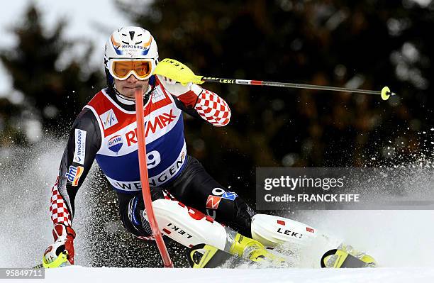 Croatia's Ivica Kostelic clears a gate during the 2nd round of the FIS World Cup Men's Super combined-Slalom in Wengen on January 15, 2010. AFP PHOTO...