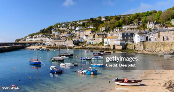 ratonera de pescadores cerca de penzance en cornwall, inglaterra - penzance fotografías e imágenes de stock