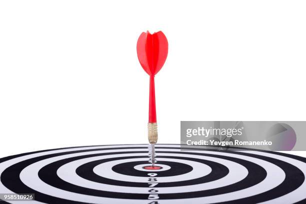 close up shot red dart arrow on center of dartboard, metaphor to target success, winner concept, isolated on white background with clipping path - rematar �� baliza imagens e fotografias de stock