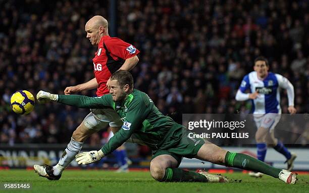 Fulham's English forward Andrew Johnson is denied by Blackburn Rovers' English goalkeeper Paul Robinson during their English Premier League football...