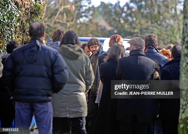 Bertrand Cantat , chanteur du groupe Noir Désir, arrive à l'église de Moustey, le 18 janvier 2010, avant d'assister aux obsèques de sa première...