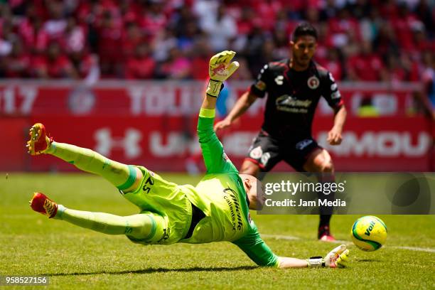 Manuel Lajud goalkeeper of Tijuana attempts a save during the semifinals second leg match between Toluca and Tijuana as part of the Torneo Clausura...
