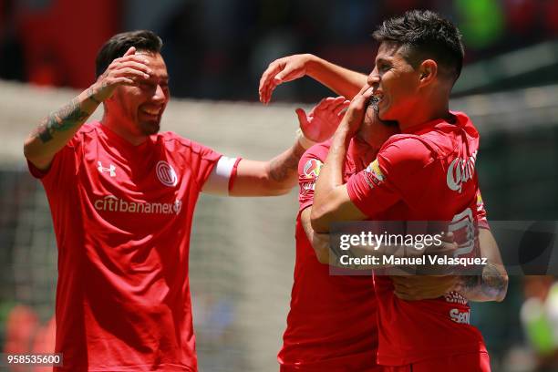 Pablo Barrientos of Toluca celebrates with teammates Rodrigo Salinas and Rubens Sambueza after scoring the fourth goal of his team during the...