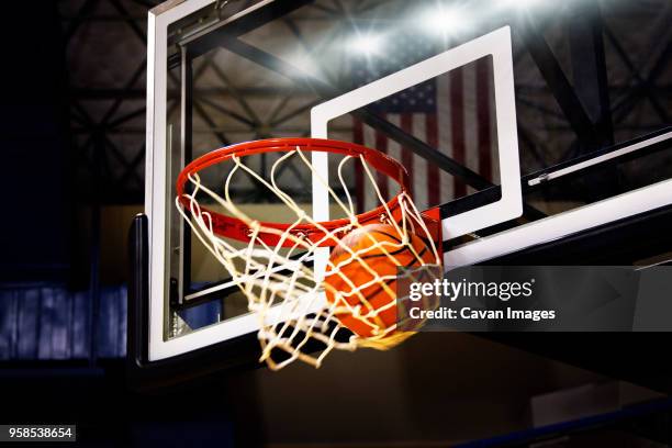 basketball in hoop - basketball hoop stockfoto's en -beelden