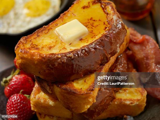 ベーコンと卵のブリオッシュのフレンチ トースト - pain perdu ストックフォトと画像