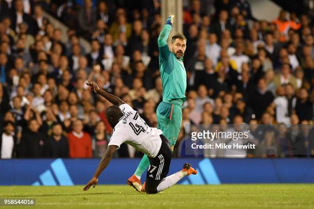 Aboubakar Kamara of Fulham clashes with Scott Carson of Derby County during the Sky Bet Championship Play Off Semi Final, second leg match between...