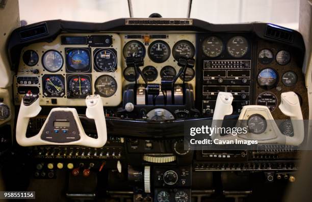 flight simulator in aircraft - flight-instruments stockfoto's en -beelden