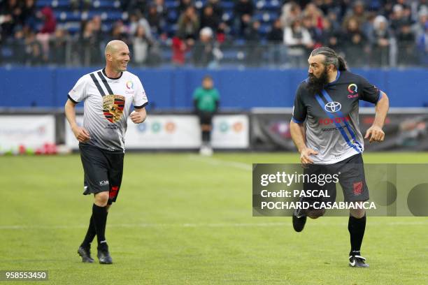 Real Madrid's French coach Zinedine Zidane and Former French rugby international Sebastien Chabal take part in the charity match organized by French...