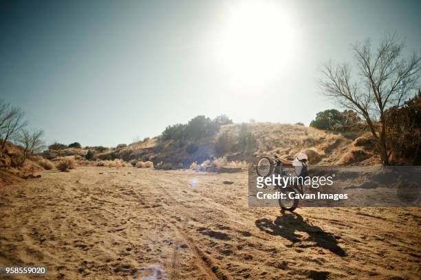 man on motorcycle performing wheelie - stunt person 個照片及圖片檔