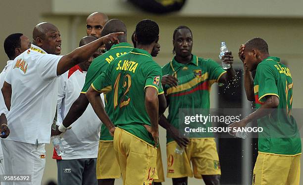 Malian national football team coach Stephan Keshi talks with his players on January 18, 2010 at the Chiazi stadium in Cabinda during their group...