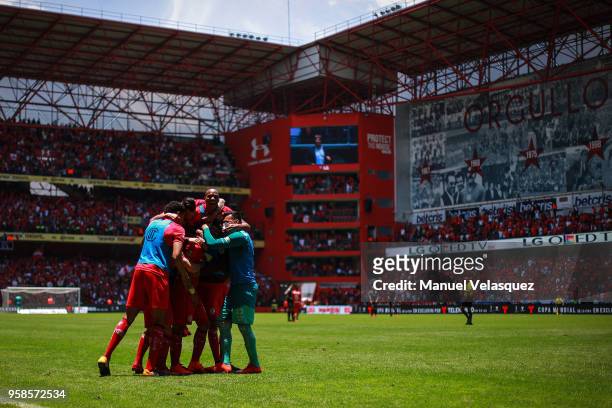 Fernando Uribe of Toluca celebrates with teammates after scoring the third goal of his team during the semifinals second leg match between Toluca and...