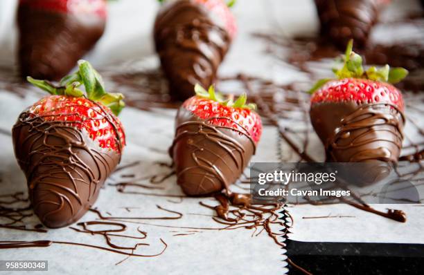 close-up of strawberries dipped in chocolate - cobertura de chocolate fotografías e imágenes de stock