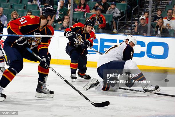 Pavel Kubina of the Atlanta Thrashers battles against Jeff Taffe of the Florida Panthers and Shawn Matthias at the BankAtlantic Center on January 18,...