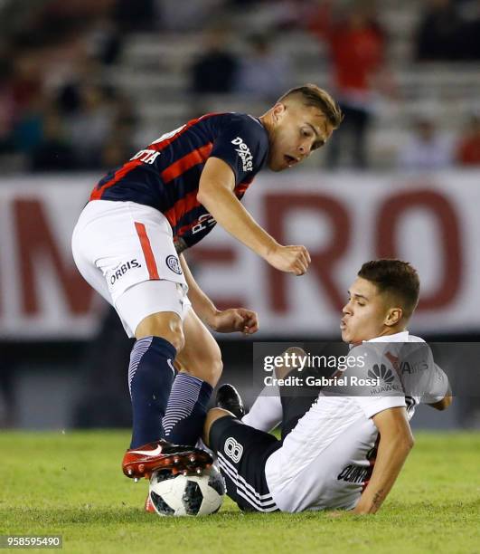 Juan Quintero of River Plate fights for the ball with Robert Piris da Motta of San Lorenzo during a match between River Plate and San Lorenzo as part...