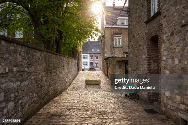 narrow street - liege stockfoto's en -beelden