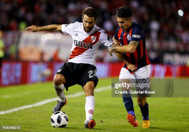 Leonardo Ponzio of River Plate fights for the ball with Gabriel Rojas of San Lorenzo during a match between River Plate and San Lorenzo as part of...