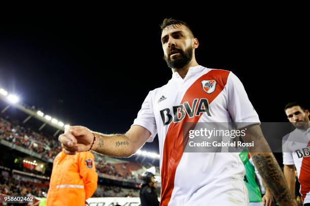 Lucas Pratto of River Plate leaves the field after the match between River Plate and San Lorenzo as part of Superliga 2017/18 at Estadio Monumental...