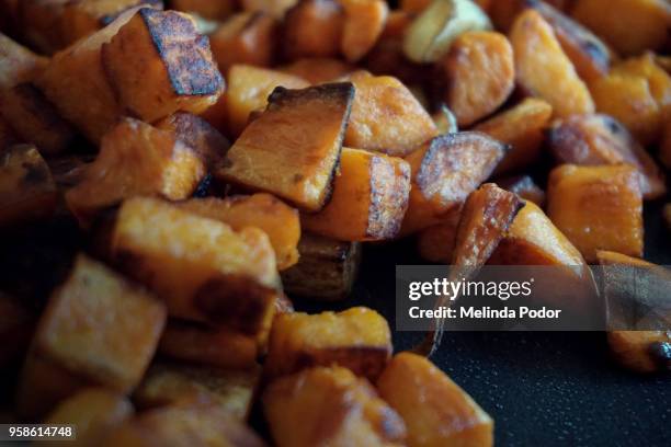 pan-roasted sweet potato chunks - karzinogen stock-fotos und bilder