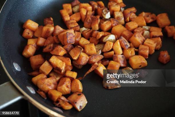 pan-roasted sweet potato chunks - karzinogen stock-fotos und bilder