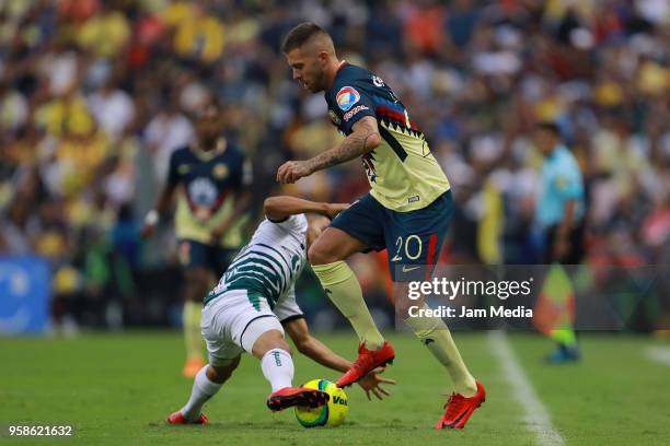 Jose Juan Vazquez of Santos and Jeremy Menez of America fight for the ball during the semifinals second leg match between America and Santos Laguna...