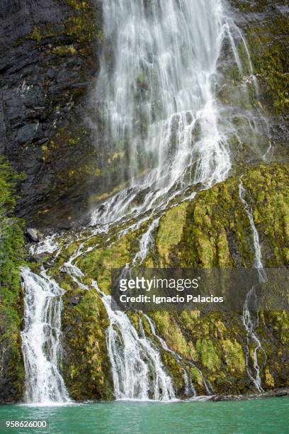 waterfalls near balmaceda and serrano glaciers - chile serrano - fotografias e filmes do acervo