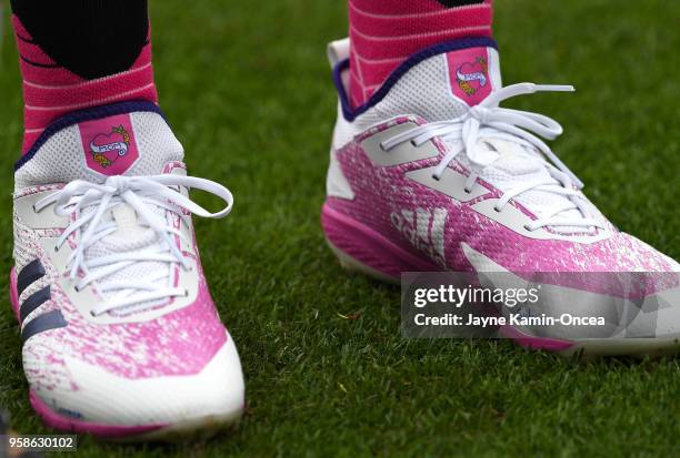 Kike Hernandez of the Los Angeles Dodgers wears custom Adidas baseball cleats in honor of Mother's Day for the game against the Cincinnati Reds at...