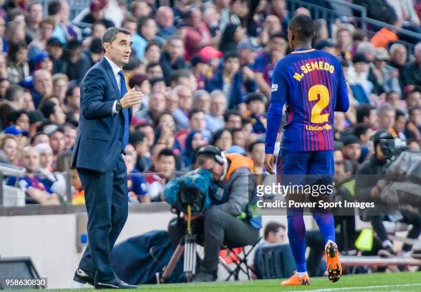 Coach Luis Ernesto Valverde Tejedor of FC Barcelona gives instruction to Nelson Cabral Semedo of FC Barcelona during the La Liga 2017-18 match...