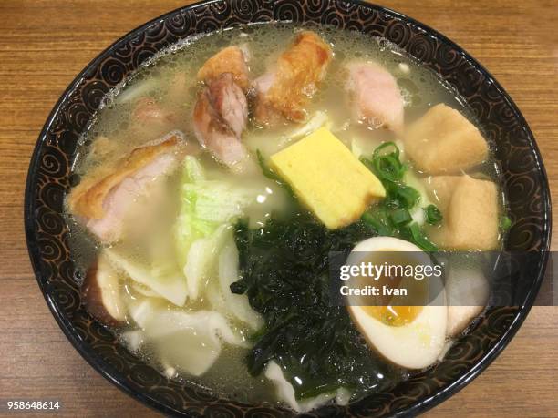 ramen with chicken souptopping, fried chicken breast, shiraga-negi (green onions), soft boiled egg - ciboule photos et images de collection