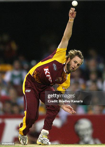 Nathan Rimmington of the Bulls bowls during the Twenty20 Big Bash match between the Queensland Bulls and the Victorian Bushrangers at The Gabba on...