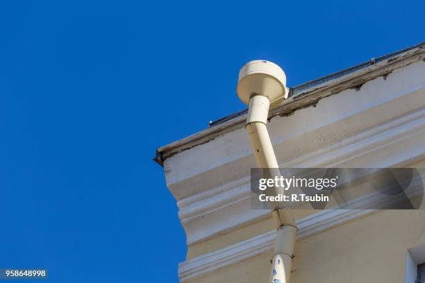 rain gutters on old home. there is a blue sky in the background. - rock overhang stock pictures, royalty-free photos & images