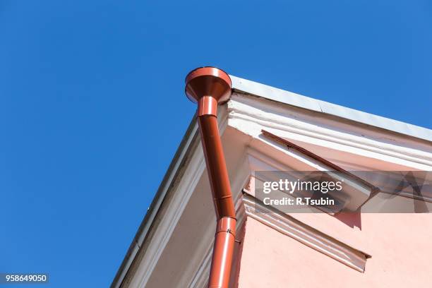 rain gutter on house with blue sky in the background - rock overhang imagens e fotografias de stock