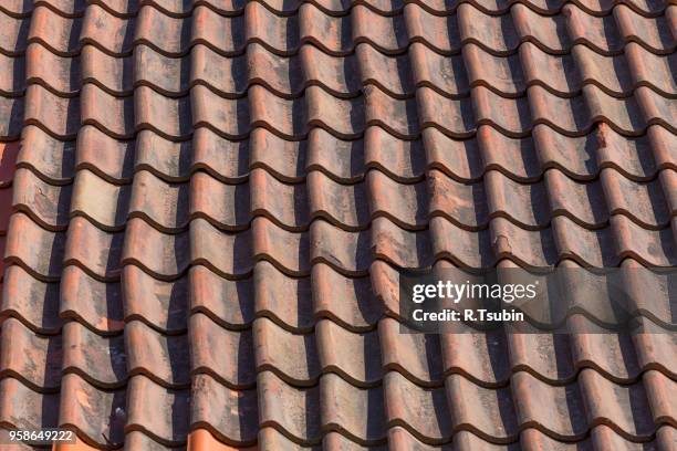 red roof tile pattern on the house or building - terracotta roof tile photos et images de collection