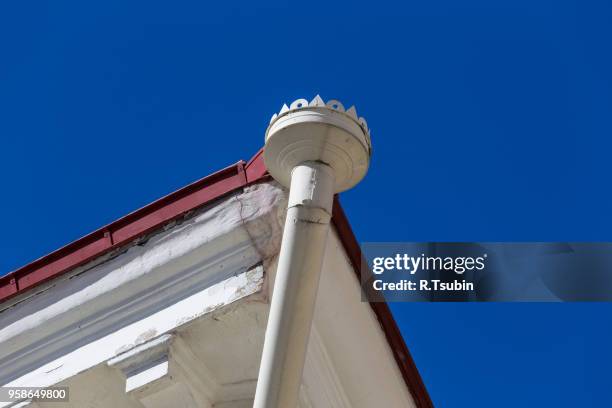 rain gutters on old home. there is a blue sky in the background. - rock overhang stock pictures, royalty-free photos & images