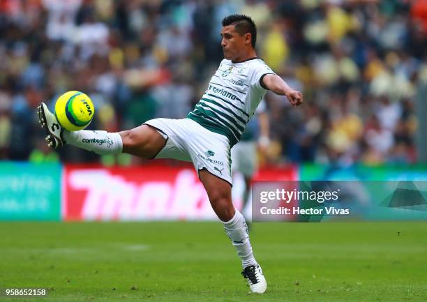 Osvaldo Martinez of Santos Laguna controls the ball during the semifinals second leg match between Ameria and Santos Laguna as part of the Torneo...