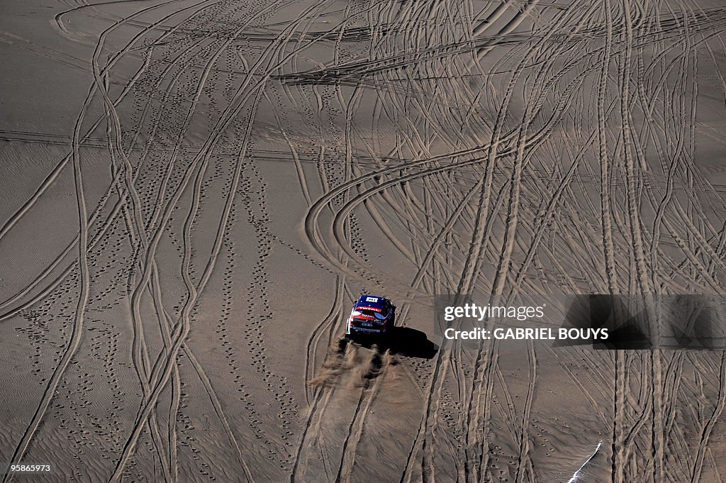 France's Stephane Peterhansel steers his